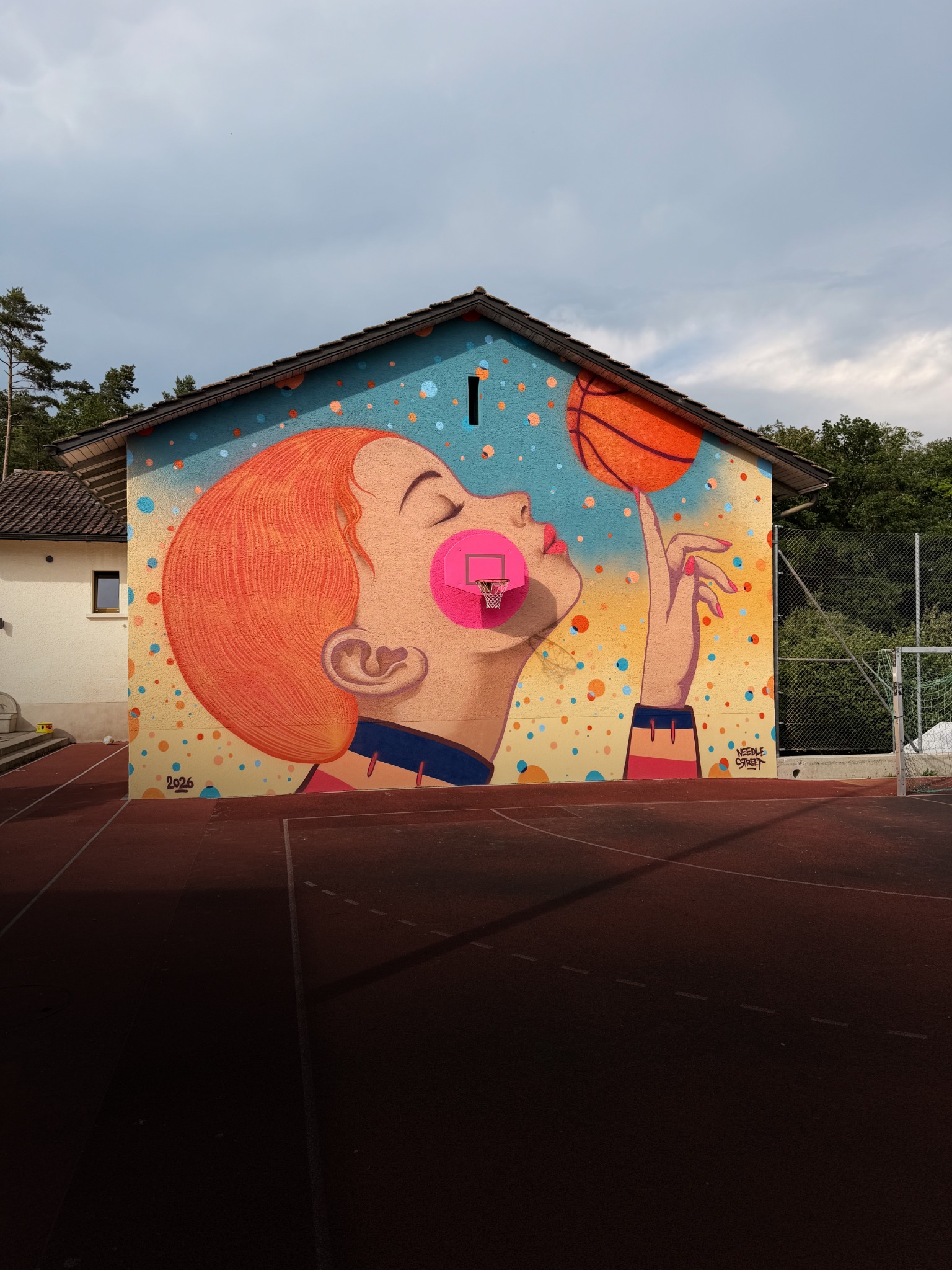 Grossflächige Wandgestaltung an einer Schulhausfassade